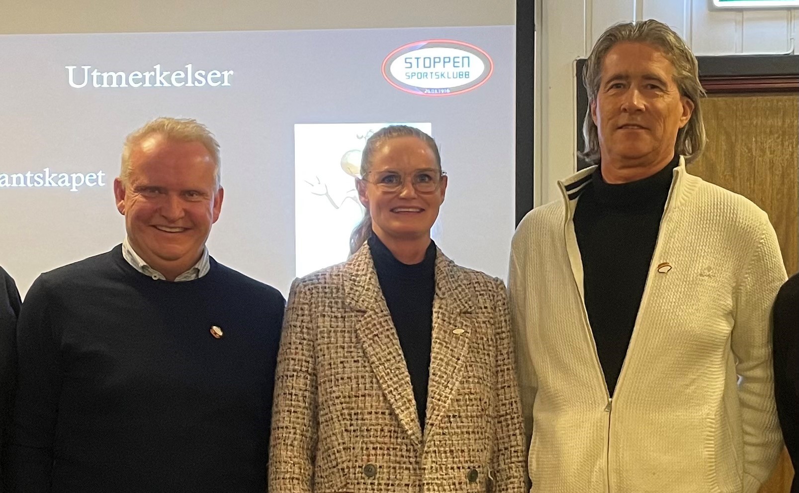 Gratulerer til Vivi Becher med innsatsmerket, Ronny Solbraa-Bay og Knut Grothaug med hederstegnet i Stoppen Sportsklubb