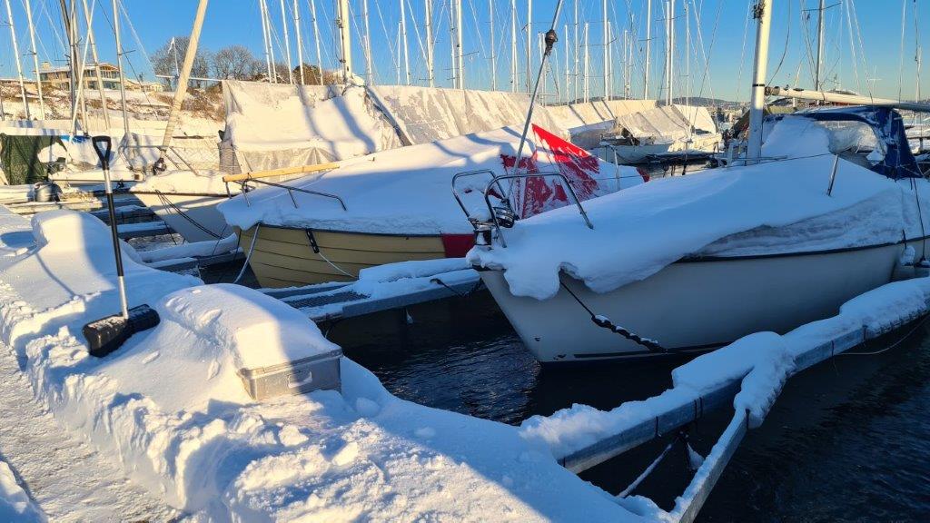 Mye snø på båter i vinteropplag og boblehavn.