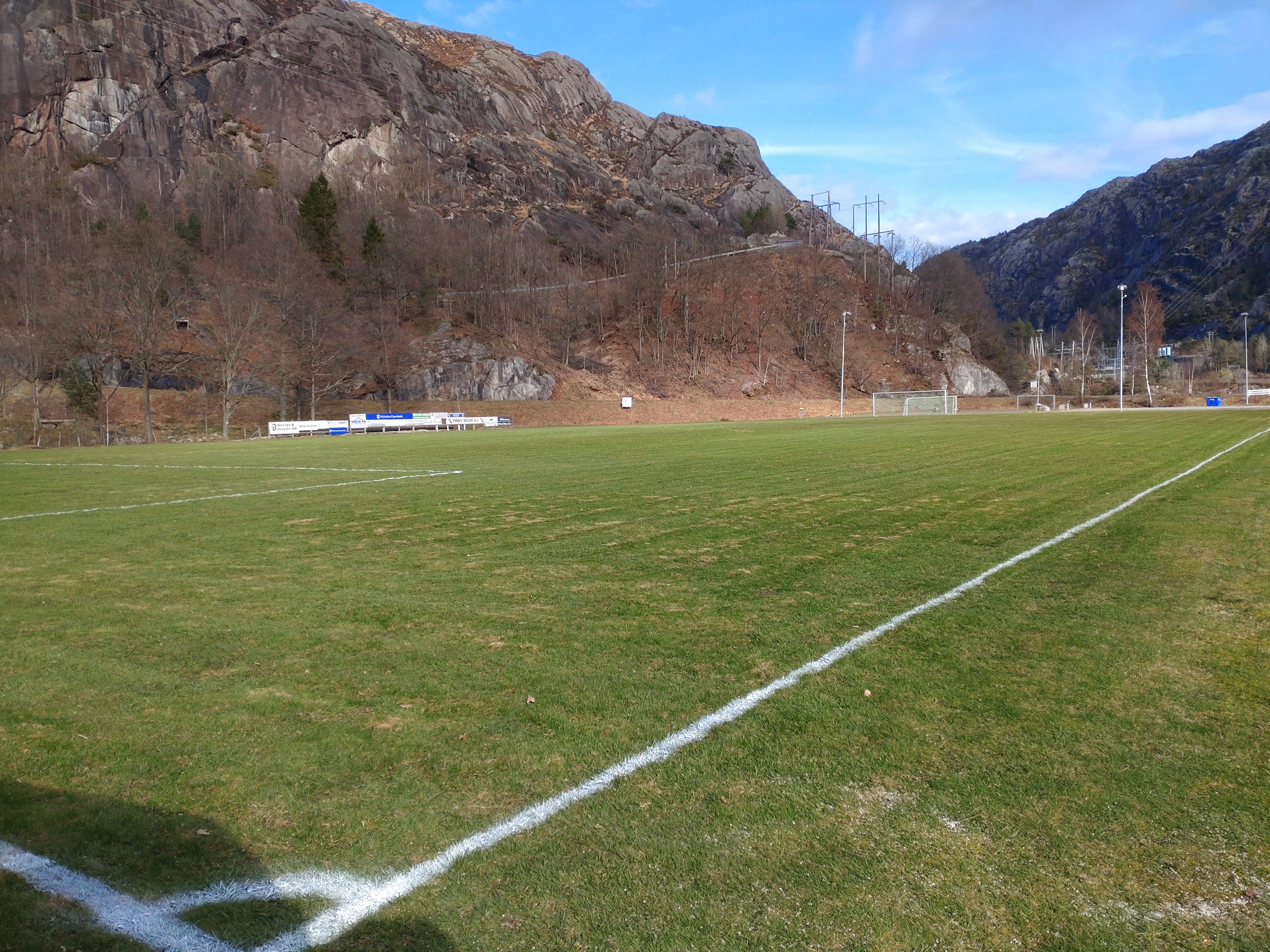 Gressbanen, ballbingen, grusbanen og stadion klar for sesongen.