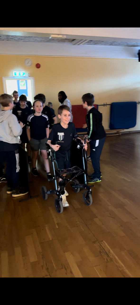 Feirer suksess og fremgang i bordtennisserien for barn!