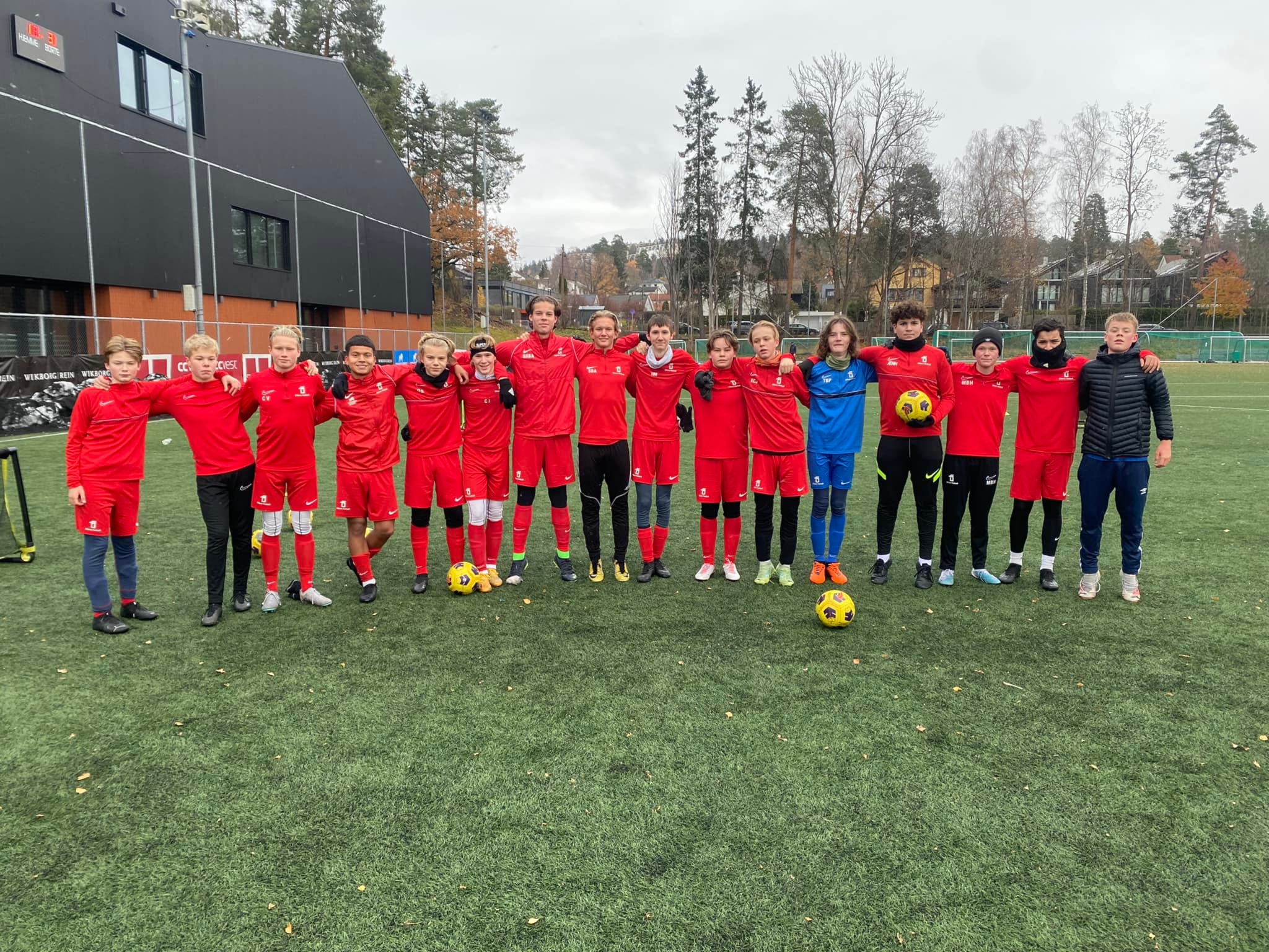 Kan være et bilde av 14 personer, folk som spiller fotball, folk som spiller fotball, gress og tekst